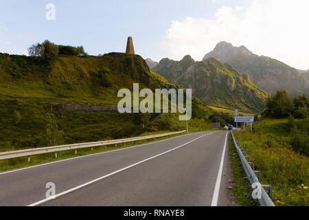 Eingang des Dorfes Vardisubani. Georgien. Stockfoto