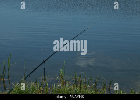 Stangen auf einen Rod Pod mit dem Swinger bereit angebracht einige Fische zu fangen Stockfoto