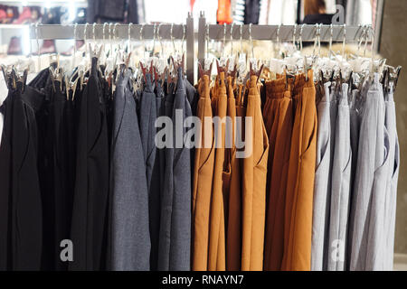 Rack mit modernen Hosen im Shop Stockfoto