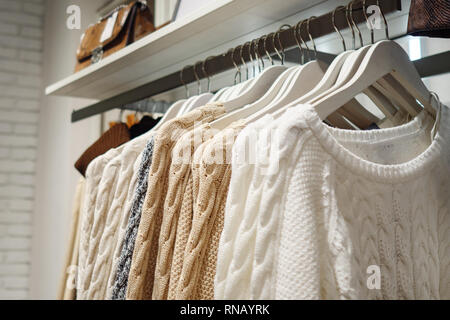 Stilvolle bunten Pullover am Rack Stockfoto