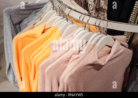 Stilvolle bunten Pullover am Rack Stockfoto