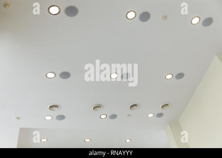 Abgehängte Decke und Gipsplatten mit integrierten Leuchten in der Dekoration der Wohnung oder des Hauses. Stockfoto