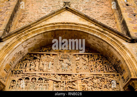 Romanische Schnitzwerk des letzten Urteils im Tympanon über dem Haupteingang der Abbaye de Sainte-Foy in Conques Frankreich. Stockfoto