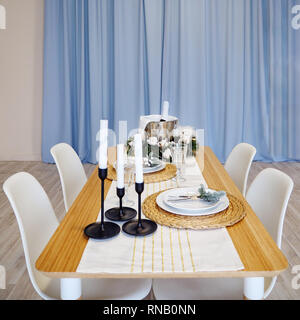 Christmas Dinner bei Kerzenlicht, Tisch Einstellung in der modernen Küche. Stockfoto