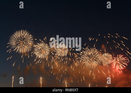 Buntes Feuerwerk in verschiedenen Farben über Nacht Himmel. Stockfoto
