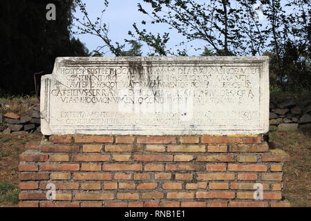 Antike lateinische Inschrift in der Via Appia von Rom, Italien Stockfoto