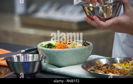 Bibimbap, traditionelle koreanische Küche bibimbap, Chef der Vorbereitung koreanisches Essen, Küchenchef in der Küche Stockfoto