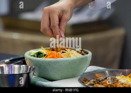 Bibimbap, traditionelle koreanische Küche bibimbap, Chef der Vorbereitung koreanisches Essen, Küchenchef in der Küche Stockfoto