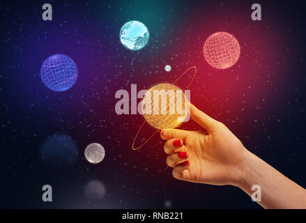 Weibliche Hand neon Saturn Modell zwischen den Fingern mit bunten neon Planeten und den Weltraum auf dem Hintergrund Stockfoto