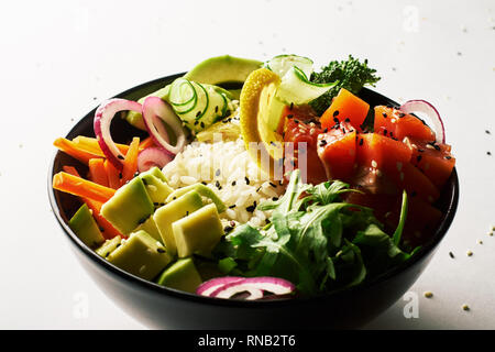 Poke Schüssel mit Lachs islated auf weißem Hintergrund. Seitenansicht Stockfoto