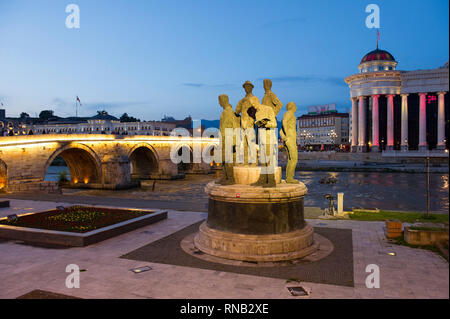 Statue an der alten Steinbrücke über den Fluss Vardar, Skopje, Mazedonien Stockfoto