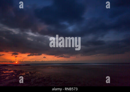 Landschaft Sonnenuntergang am Strand mit Wolken Palmahim Stockfoto