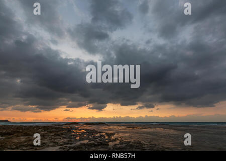 Landschaft Sonnenuntergang am Strand mit Wolken Palmahim Stockfoto