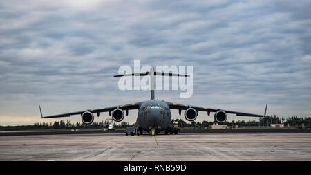 Eine C-17 Globemaster III liefert humanitäre Hilfe von Homestead Air Reserve Base, FL Cucuta, Kolumbien 16. Februar 2019. Diese Mission wurde im Auftrag des US-Außenministerin geplant, in enger Abstimmung mit USAID und mit Zustimmung der Regierung von Kolumbien. Die Rolle des US-Militärs in dieser friedlichen Mission ist für den Transport benötigt dringend Hilfe, die Kolumbien für eventuelle Verteilung, die durch die Hilfsorganisationen auf den Boden für die Venezolaner von der sich rasch verschlechternden Krise in ihrem Land betroffen. Diese humanitäre Mission unterstreicht die Firma Kom der Vereinigten Staaten Stockfoto