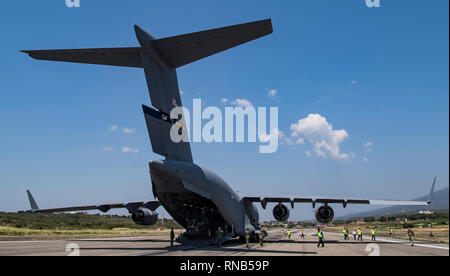 Eine C-17 Globemaster III liefert humanitäre Hilfe von Homestead Air Reserve Base, FL Cucuta, Kolumbien 16. Februar 2019. Diese Mission wurde im Auftrag des US-Außenministerin geplant, in enger Abstimmung mit USAID und mit Zustimmung der Regierung von Kolumbien. Die Rolle des US-Militärs in dieser friedlichen Mission ist für den Transport benötigt dringend Hilfe, die Kolumbien für eventuelle Verteilung, die durch die Hilfsorganisationen auf den Boden für die Venezolaner von der sich rasch verschlechternden Krise in ihrem Land betroffen. Diese humanitäre Mission unterstreicht die Firma Kom der Vereinigten Staaten Stockfoto