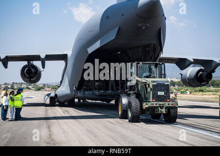 Eine C-17 Globemaster III liefert humanitäre Hilfe von Homestead Air Reserve Base, FL Cucuta, Kolumbien 16. Februar 2019. Diese Mission wurde im Auftrag des US-Außenministerin geplant, in enger Abstimmung mit USAID und mit Zustimmung der Regierung von Kolumbien. Die Rolle des US-Militärs in dieser friedlichen Mission ist für den Transport benötigt dringend Hilfe, die Kolumbien für eventuelle Verteilung, die durch die Hilfsorganisationen auf den Boden für die Venezolaner von der sich rasch verschlechternden Krise in ihrem Land betroffen. Diese humanitäre Mission unterstreicht die Firma Kom der Vereinigten Staaten Stockfoto