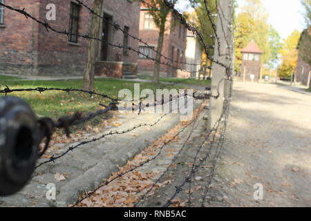 Gebäude in Auschwitz durch Stacheldraht Stockfoto