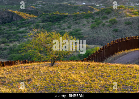 Uns Grenzzaun zu Mexiko Grenze, Poller stil Personensperre, von US-Seite gesehen, da südlich, östlich von Nogales Arizona, April 2018 Suchen Stockfoto