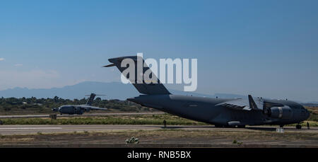 Eine C-17 Globemaster III liefert humanitäre Hilfe von Homestead Air Reserve Base, FL Cucuta, Kolumbien 16. Februar 2019. Diese Mission wurde im Auftrag des US-Außenministerin geplant, in enger Abstimmung mit USAID und mit Zustimmung der Regierung von Kolumbien. Die Rolle des US-Militärs in dieser friedlichen Mission ist für den Transport benötigt dringend Hilfe, die Kolumbien für eventuelle Verteilung, die durch die Hilfsorganisationen auf den Boden für die Venezolaner von der sich rasch verschlechternden Krise in ihrem Land betroffen. Diese humanitäre Mission unterstreicht die Firma Kom der Vereinigten Staaten Stockfoto