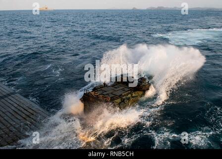 190216-N-DX 072-1021 GOLF VON THAILAND (Feb. 16, 2019) - ein Angriff Amphibienfahrzeug (AAV) zugeordnet. bis 31 Marine Expeditionary Unit (MEU) fährt das Deck des amphibious Transport dock Schiff USS Green Bay LPD (20) auf dem Weg zum Royal Thai Navy Landing Platform Dock Schiff HTMS Angthong (LPD 791) als Vorbereitung für eine amphibische Übung. Green Bay, Teil der Wasp amphibischen bereit, Gruppe, mit Eingeschifft 31 MEU, ist in Thailand, die in der Übung Cobra Gold 2019 zu beteiligen. Cobra Gold ist eine multinationale Übung von Thailand und den Vereinigten Staaten gesponsert, reg voraus Stockfoto