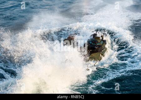 190216-N-DX 072-1030 GOLF VON THAILAND (Feb. 16, 2019) - ein Angriff Amphibienfahrzeug (AAV) zugeordnet. bis 31 Marine Expeditionary Unit (MEU) fährt das Deck des amphibious Transport dock Schiff USS Green Bay LPD (20) auf dem Weg zum Royal Thai Navy Landing Platform Dock Schiff HTMS Angthong (LPD 791) als Vorbereitung für eine amphibische Übung. Green Bay, Teil der Wasp amphibischen bereit, Gruppe, mit Eingeschifft 31 MEU, ist in Thailand, die in der Übung Cobra Gold 2019 zu beteiligen. Cobra Gold ist eine multinationale Übung von Thailand und den Vereinigten Staaten gesponsert, reg voraus Stockfoto