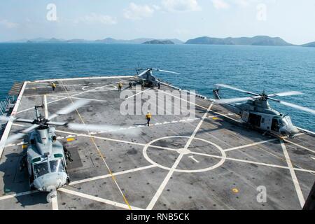 190216-N-DX 072-1168 GOLF VON THAILAND (Feb. 16, 2019) - UH-1Y Huey Hubschrauber, zugeordnet zu den Marine Light Attack Helicopter Squadron (HMLA) 267, bereite aus dem Flight Deck des amphibious Transport dock Schiff USS Green Bay LPD (20) in der Vorbereitung für eine amphibische Übung mit dem Royal Thai Navy. Green Bay, Teil der Wasp amphibischen bereit, Gruppe, mit Eingeschifft 31 Marine Expeditionary Unit (MEU), in Thailand, die in der Übung Cobra Gold 2019 zu beteiligen. Cobra Gold ist eine multinationale Übung von Thailand und den Vereinigten Staaten gesponsert, mit Regio voraus Stockfoto