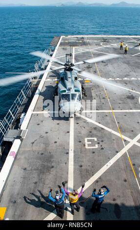 190216-N-DX 072-1176 GOLF VON THAILAND (Feb. 16, 2019) - Ein UH-1Y Huey Hubschrauber, der Marine Light Attack Helicopter Squadron (HMLA) 267, bereitet für das Flight Deck Der amphibious Transport dock Schiff USS Green Bay LPD (20) in der Vorbereitung für eine amphibische Übung mit dem Royal Thai Navy. Green Bay, Teil der Wasp amphibischen bereit, Gruppe, mit Eingeschifft 31 Marine Expeditionary Unit (MEU), in Thailand, die in der Übung Cobra Gold 2019 zu beteiligen. Cobra Gold ist eine multinationale Übung von Thailand und den Vereinigten Staaten gesponsert, reg voraus Stockfoto