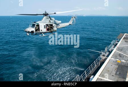 190216-N-DX 072-1193 GOLF VON THAILAND (Feb. 16, 2019) - Ein UH-1Y Huey Hubschrauber, der Marine Light Attack Helicopter Squadron (HMLA) 267, weg von der Flight Deck des amphibious Transport dock Schiff USS Green Bay LPD (20) in der Vorbereitung für eine amphibische Übung mit dem Royal Thai Navy zugeordnet. Green Bay, Teil der Wasp amphibischen bereit, Gruppe, mit Eingeschifft 31 Marine Expeditionary Unit (MEU), in Thailand, die in der Übung Cobra Gold 2019 zu beteiligen. Cobra Gold ist eine multinationale Übung von Thailand und den Vereinigten Staaten gefördert, regionale Wertpapiere zu gelangen Stockfoto