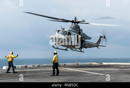 190216-N-DX 072-1224 GOLF VON THAILAND (Feb. 16, 2019) - Ein UH-1Y Huey Hubschrauber, der Marine Light Attack Helicopter Squadron (HMLA) 267 zugeordnet, landet auf dem Flugdeck des amphibious Transport dock Schiff USS Green Bay LPD (20) Während ein Unfall Evakuierungsübung. Green Bay, Teil der Wasp amphibischen bereit, Gruppe, mit Eingeschifft 31 Marine Expeditionary Unit (MEU), in Thailand, die in der Übung Cobra Gold 2019 zu beteiligen. Cobra Gold ist eine multinationale Übung von Thailand und den Vereinigten Staaten gefördert werden, ist entworfen, um die regionale Sicherheit und wirksame Reaktion auf die Krise voraus Stockfoto