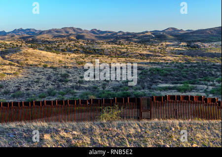 Uns Grenzzaun zu Mexiko Grenze, Poller stil Personensperre, von US-Seite gesehen, da südlich, östlich von Nogales Arizona, April 2018 Suchen Stockfoto