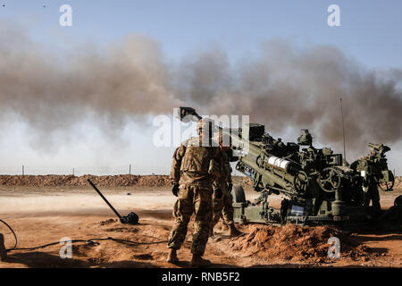 Soldaten der Luftlandedivision Feuer die M777A2 bei einem Brand Mission am Feuer Base Saham, Jan. 16, 2019. Soldaten aus der Luftlandedivision eingesetzt zur Unterstützung der Combined Joint Task Force - Betrieb, die Entschlossenheit, die mit Partner Kräfte ISIS in ausgewiesenen Gebieten des Irak und Syrien zu besiegen. (U.S. Armee Foto von SPC. Christine Thomasson) Stockfoto