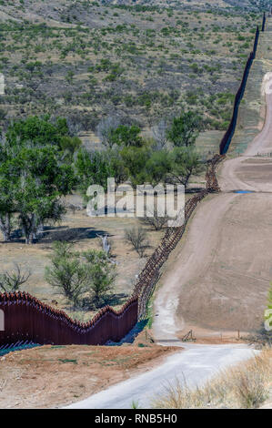 Uns Grenzzaun zu Mexiko Grenze, Poller stil Personensperre & Fahrzeug Barriere, von US-Seite gesehen, östlich von Nogales Arizona, April 2018 Stockfoto