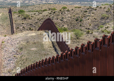 Uns Grenzzaun zu Mexiko Grenze, Poller stil Personensperre, von US-Seite gesehen, remote hügeliges Gelände, östlich von Nogales Arizona, April 2018 Stockfoto