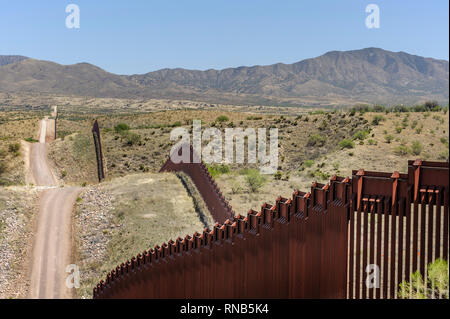 Uns Grenzzaun zu Mexiko Grenze, Poller stil Personensperre, US-Seite, Blick nach Osten, Hügeln und Bergen, östlich von Nogales Arizona, April 2018 Stockfoto