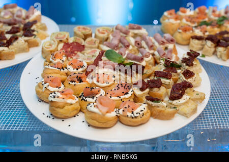 Nahaufnahme einer Vielzahl von Snacks auf dem Tisch im Restaurant. Helle köstliche Speisen. Köstlichkeiten und Snacks vom Buffet. Einen Galaempfang. Stockfoto