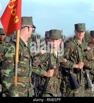 Marine Rekruten ihre Reihen während der grundlegenden Ausbildung in der Marine Corps Depot rekrutieren Kleid. Stockfoto