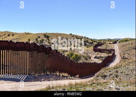 Uns Grenzzaun zu Mexiko Grenze, Poller stil Personensperre, von US-Seite nach Westen gesehen, östlich von Nogales Arizona, April 2018 Stockfoto