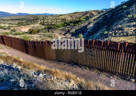 Uns Grenzzaun zu Mexiko Grenze, Poller stil Personensperre, von US-Seite suchen Südosten gesehen, östlich von Nogales Arizona, April 2018 Stockfoto