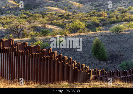 Uns Grenzzaun, Poller stil Personensperre, von US-Seite nach Süden gesehen, ca. 3 km östlich von Nogales AZ Einfuhrhafen, April 2018 Stockfoto