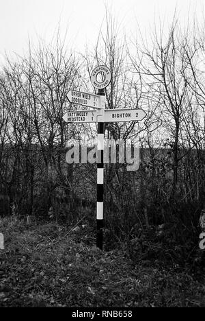 Traditionelle Gusseisen Wegweiser Hattingley, Medstead, Alton, Hampshire, England, Vereinigtes Königreich. Stockfoto