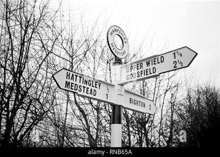 Traditionelle Gusseisen Wegweiser Hattingley, Medstead, Alton, Hampshire, England, Vereinigtes Königreich. Stockfoto