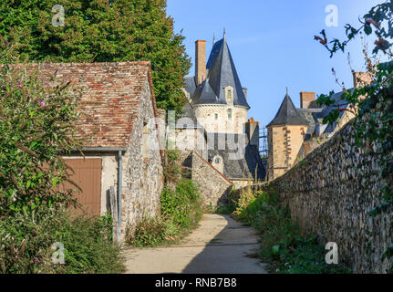 Frankreich, Mayenne, Sainte Suzanne, beschriftet Les Plus beaux villages de France (Schönste Dörfer Frankreichs), Gasse mit dem Logis Turm in der Stockfoto