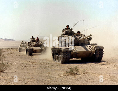 Dritte Tank Bataillon Marine M-60A1 Tanks von Marine Corps Air Ground Combat Center fahren. Stockfoto