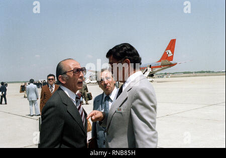 1980 - einer mexikanischen Kongress die Gespräche mit anderen VIPs bei seiner Ankunft in den Vereinigten Staaten für einen Besuch. Stockfoto