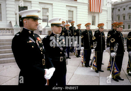 Zwei Marine Corps Kapitäne in voller dress Blues, das Tragen der berühmten Sam den braunen Gürtel, beobachten Sie die U.S. Army Herald Trompeter in Formation auf Einweihung Tag erhalten. Stockfoto