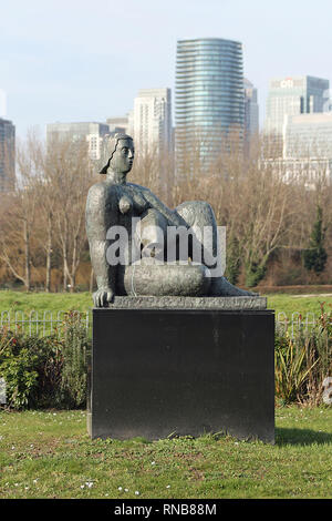 Ion Millwall Park entfernt, auf der Isle of Dogs, diese Replik von Frank Dobson' Frau und Fisch" ca. 1951, ersetzt die Skulptur auf der Cleveland Immobilien in Stepney gelegen. Das Original wurde für den Stadtteil von der London County Council in 1963, das Jahr der Tod Frank Dobson. Stockfoto