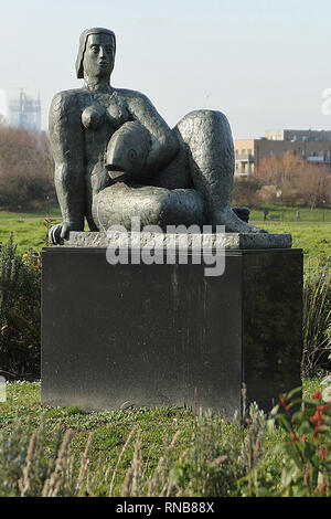 Ion Millwall Park entfernt, auf der Isle of Dogs, diese Replik von Frank Dobson' Frau und Fisch" ca. 1951, ersetzt die Skulptur auf der Cleveland Immobilien in Stepney gelegen. Das Original wurde für den Stadtteil von der London County Council in 1963, das Jahr der Tod Frank Dobson. Stockfoto