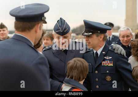 LGEN Eugene Tigh, jr., Center, begrüßt den ehemaligen iranischen Geiseln LTC Donald Roeder home nach seiner jüngsten los. Stockfoto