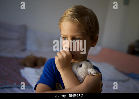 Kind, jungen Saugen Daumen halten Stofftier Hund, müde, unsichere - Inland Einstellung Stockfoto