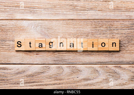 Stagnation Wort auf Holz Block geschrieben. Stagnation text auf Holz- Tabelle für Ihr Design, Konzept. Stockfoto